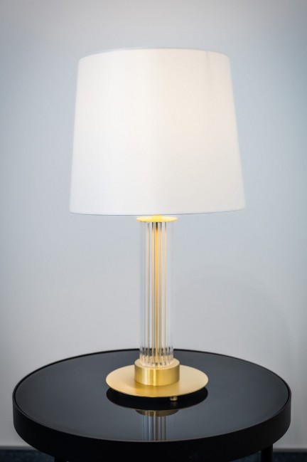 Lampa stołowa Hampton z mosiądzu i szkła ryflowanego z kremowym abażurem