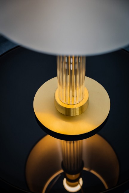 Lampa stołowa Hampton z mosiądzu i szkła ryflowanego z kremowym abażurem