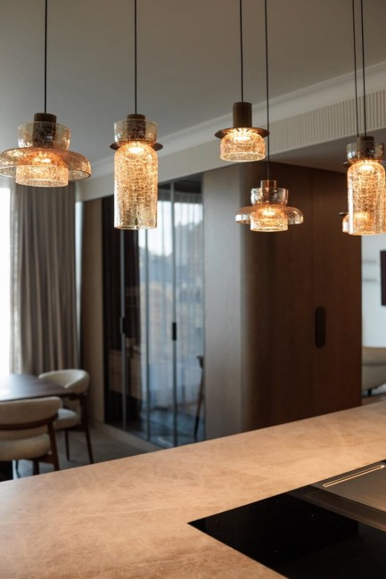 Lampa wisząca Signature Led w kolorze mosiądzu ze szklanym kloszem