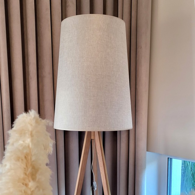 Lampa podłogowa Walz na drewnianym trójnogu z lnianym abażurem