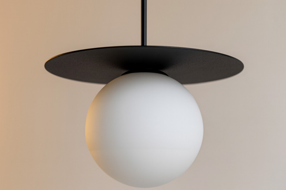 Lampa wisząca Robin czarna ze szklanym kloszem w kolorze białym