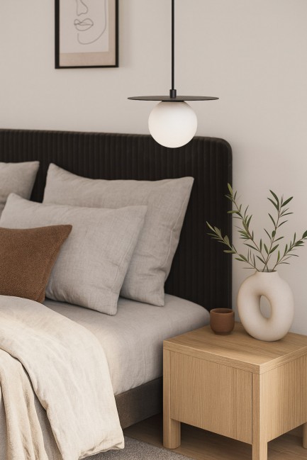 Lampa wisząca Robin czarna ze szklanym kloszem w kolorze białym
