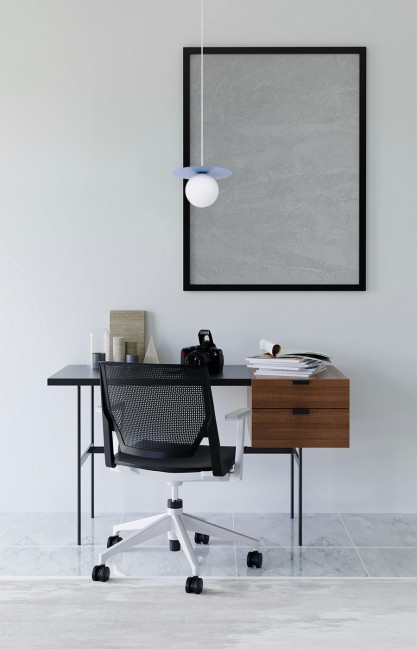 Lampa wisząca Robin niebieska ze szklanym kloszem w kolorze białym