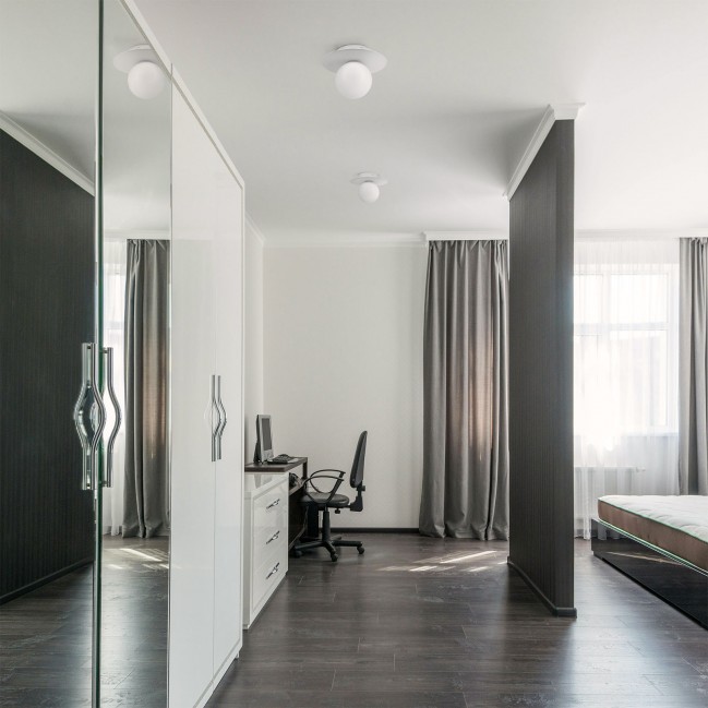 Plafon Robin ze szklanym kloszem w kolorze białym