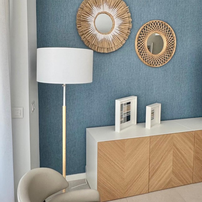 Lampa podłogowa Fogo drewniana z białym abażurem